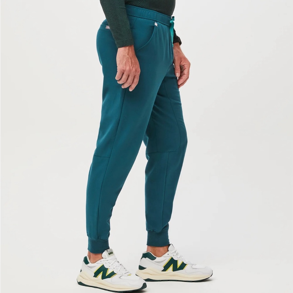 FIGS men’s scrub joggers